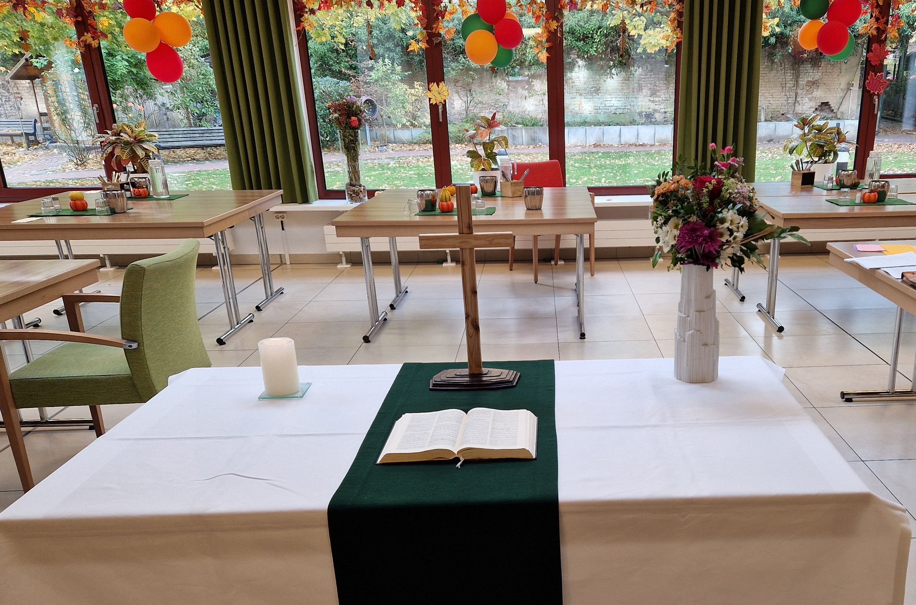 Altar mit Kerzen und Kreuz im Seniorenhaus Albestraße
